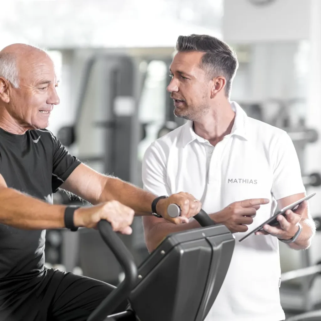 Personal Training mit Trainingsplan auf dem Tablet